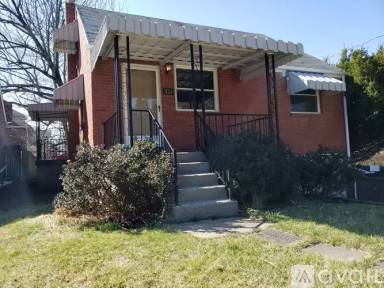 Main picture of 433 Thompson Run Rd