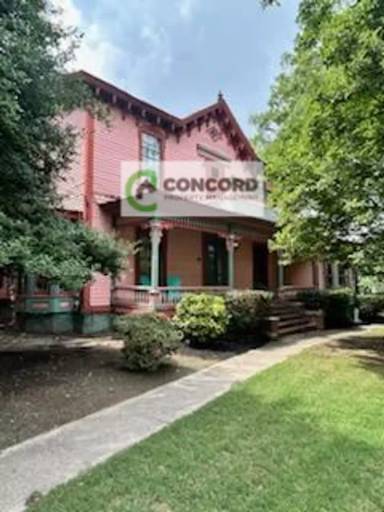 Main picture of 102 S Mendenhall St