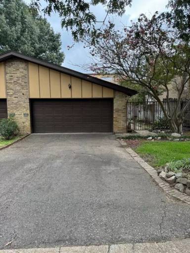 Main picture of 611 Kings Mountain Dr