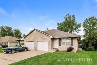 Main picture of 412 NW Woodbury Dr