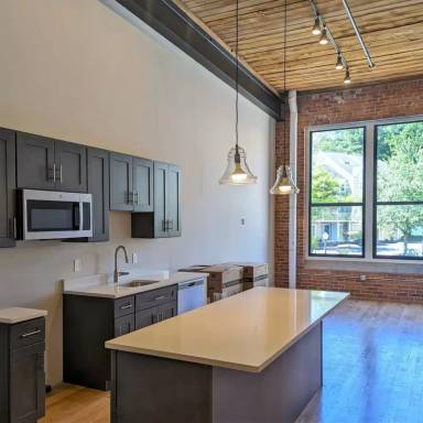 Main picture of 1665 Main St