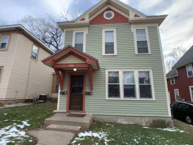 Main picture of 696 Conway St