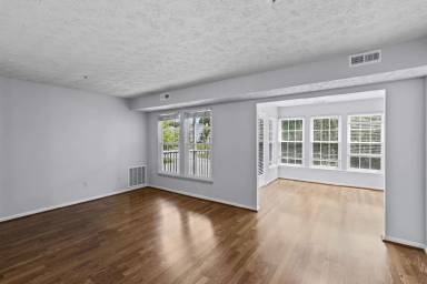 Main picture of 815 Deering Rd