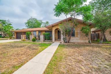 Main picture of 2523 Turkey Oak St