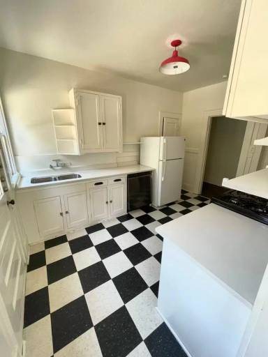 Main picture of 315 W 6th St