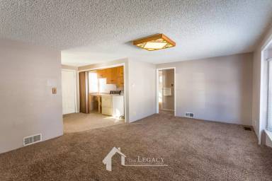 Main picture of 250 Siskin St