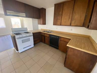 Main picture of 1025 W 7th St