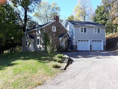 Main picture of 867 Hollow Rd