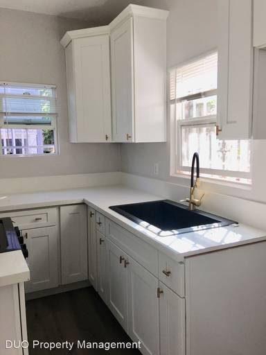 Main picture of 720 E 8th St