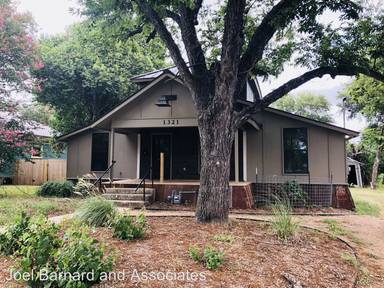 Main picture of 1321 W San Antonio St