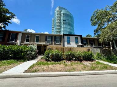 Main picture of 2923 W Santiago St