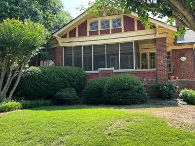 Main picture of 571 Page Ave NE