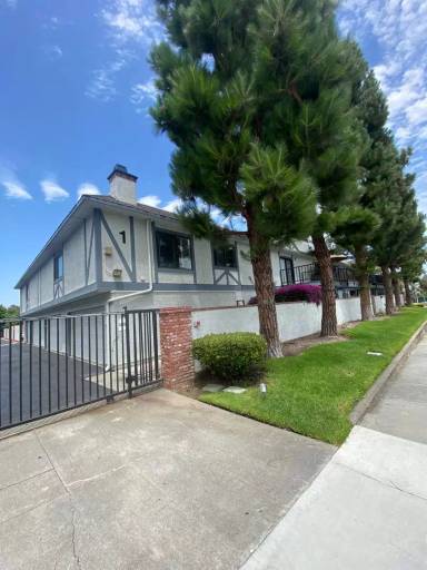 Main picture of 2599 Walnut Ave