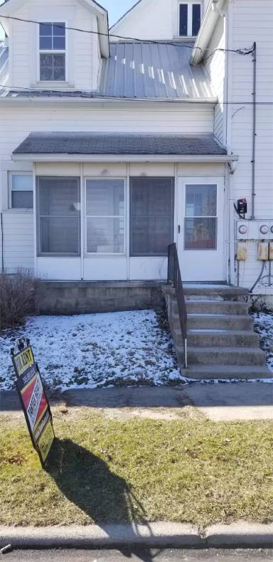 Main picture of 134 E Pearl St