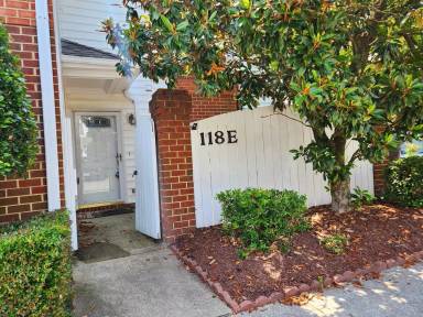 Main picture of 118 E Bristol Ln
