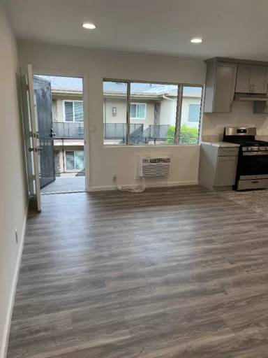 Main picture of 15029 Burbank Blvd
