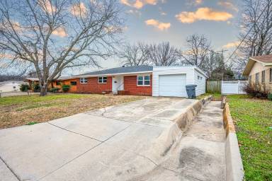 Main picture of 904 Davis St NW