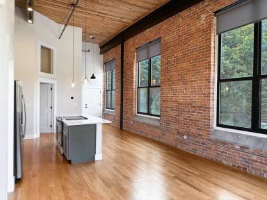 Main picture of 1665 Main St