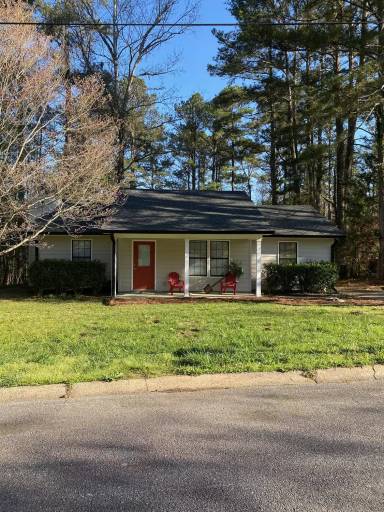 Main picture of 560 Camelot Dr