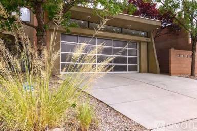 Main picture of 4100 Bay Ct NE