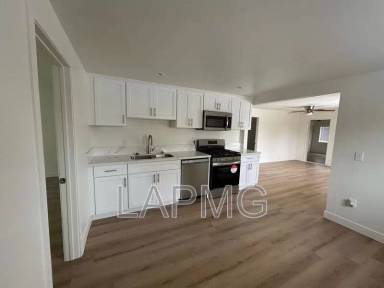 Main picture of 3824 W 104th St