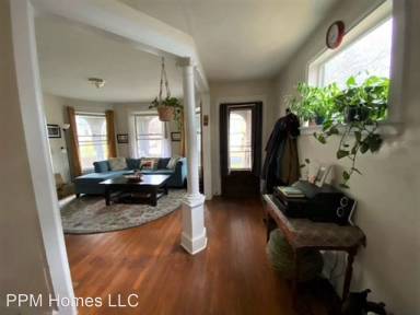 Main picture of 217 Center St