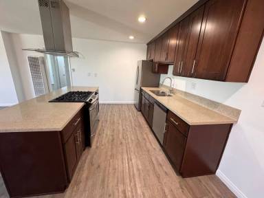 Main picture of 2320 Vanderbilt Ln