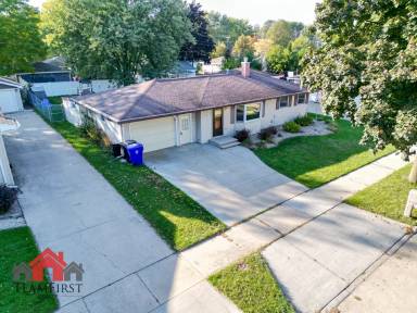 Main picture of 2401 S Walden Ave
