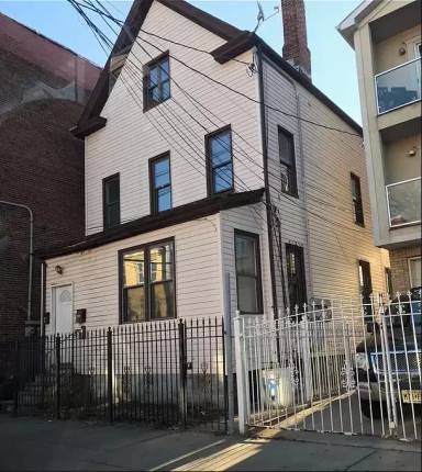 Main picture of 159 3rd Ave