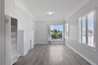 Main picture of 531 1/2 W 54th St