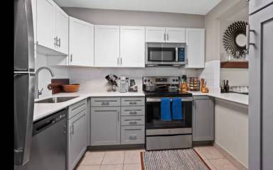Main picture of 200 W Ontario St
