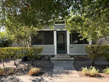 Main picture of 246 W 4th St