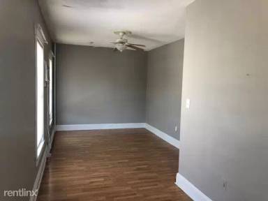 Main picture of 625 E Burlington St