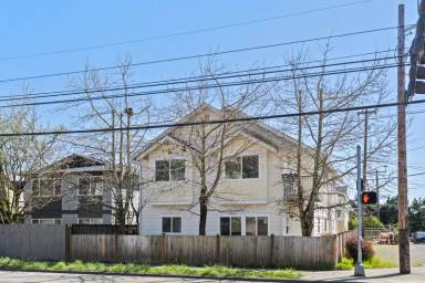 Main picture of 501 N 105th St