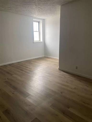 Main picture of 123 N High St