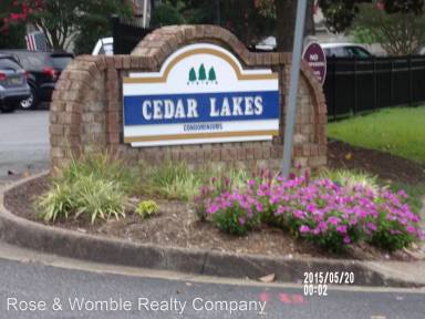 Main picture of 453 E Lake Cir