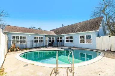 Main picture of 1731 W 7th St