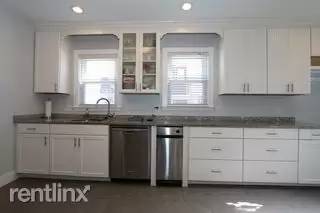 Main picture of 165 Metropolitan Ave