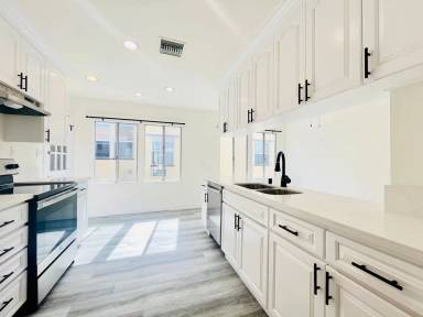 Main picture of 439 N Hayworth Ave