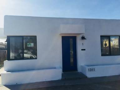 Main picture of 1311 W Clarendon Ave