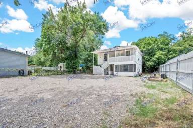Main picture of 821 Bond St