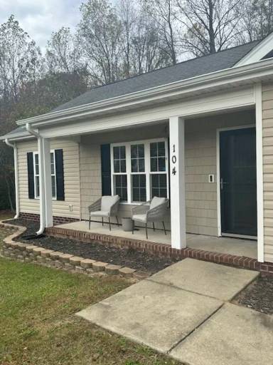 Main picture of 104 Apollo Cir