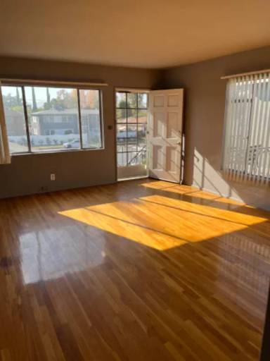 Main picture of 13741 Burbank Blvd