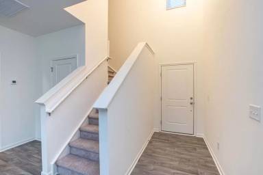 Main picture of 113 Lorcan Ln
