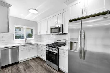 Main picture of 978 S Barrington Ave