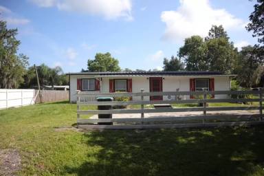 Main picture of 15605 Trigonia St