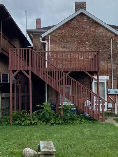 Main picture of 125 1/2 E Main St