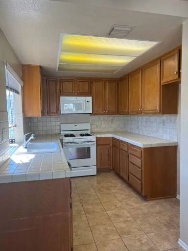 Main picture of 448 Algonquin Dr