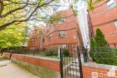 Main picture of 925 W Lawrence Ave