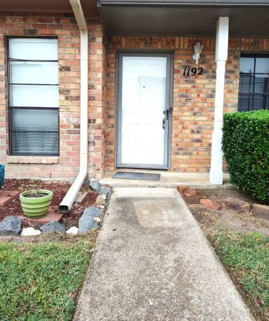 Main picture of 1192 Green Meadow St